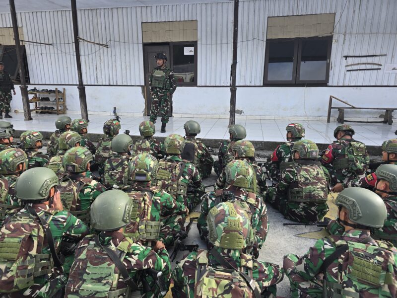 Danrem 173/PVB Brigjen TNI Frits Wilem Richard Pelamonia selaku Dankolakops Satgas Yonif 715/Mtl didampingi Kasiops Kasrem 173/PVB