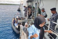 Bakamla RI melalui unsur kapal negara (KN) Pulau Marore-322 melaksanakan perbantuan transportasi angkutan warga dan logistik
