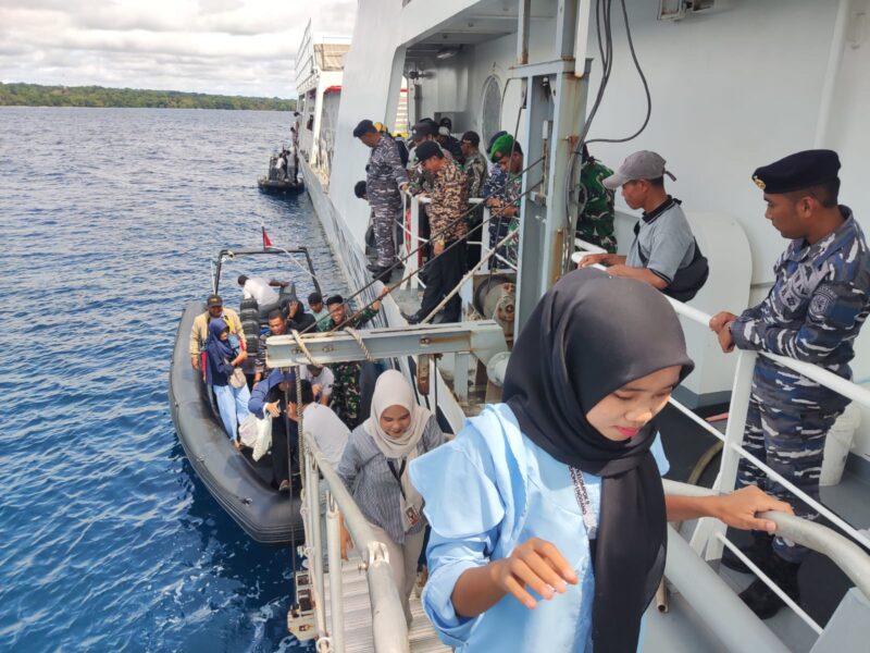 Bakamla RI melalui unsur kapal negara (KN) Pulau Marore-322 melaksanakan perbantuan transportasi angkutan warga dan logistik