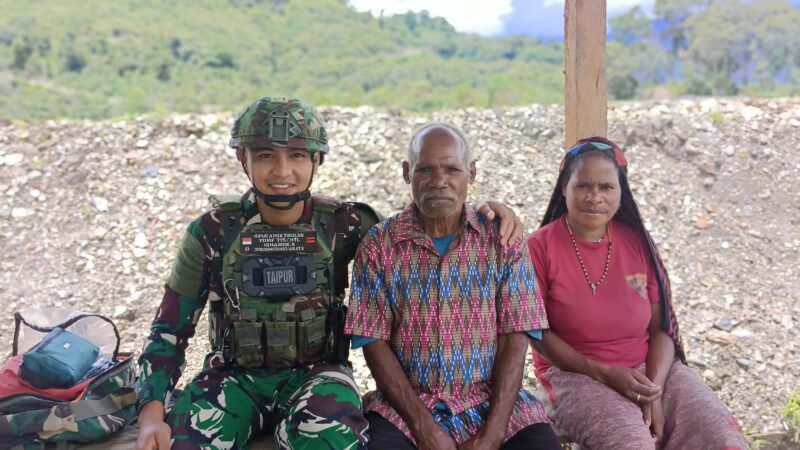 Bapak Pilemon Enumbi (57) yang datang ke Pos Tinolok untuk berobat dengan keluhan Sakit pinggang, sesak nafas dan batuk