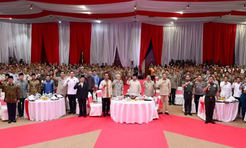 Panglima TNI Jenderal TNI Agus Subiyanto mendampingi Presiden Republik Indonesia Prabowo Subianto dalam acara Halal Bihalal