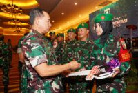 Panglima TNI Jenderal TNI Agus Subiyanto memberikan pengarahan kepada aparat kewilayahan jajaran Kodam V/Brawijaya