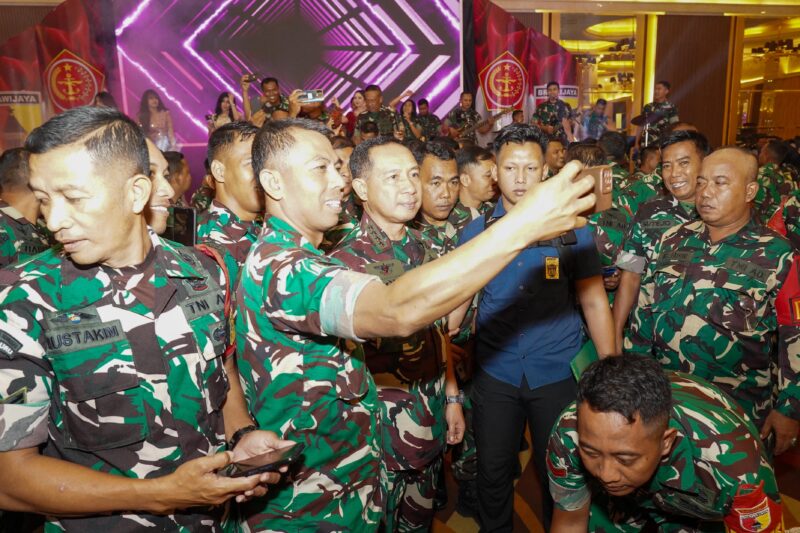 Panglima TNI Jenderal TNI Agus Subiyanto memberikan pengarahan kepada ribuan prajurit Kodam V/Brawijaya dalam kunjungan kerjanya