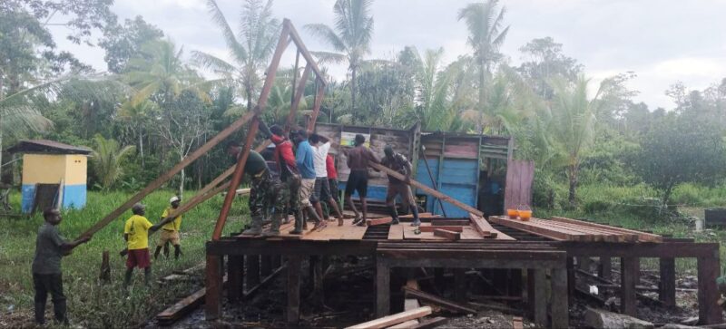 Kebersamaan antara personel Satgas dengan masyarakat terlihat sejak dimulainya kegiatan Pra TMMD