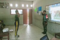 Babinsa Koramil 1710-02/Timika, Sertu Tumpak Marpaung melaksanakan sosialisasi penerimaan calon Bintara dan Tamtama