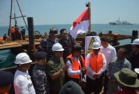 Kepala Zona Bakamla Barat Laksma Bakamla Bambang Trijanto, melaksanakan peninjauan pembangunan Menara Suar (Mercusuar) Karang Singa