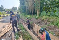 Satuan Tugas (Satgas) TNI Manunggal Membangun Desa (TMMD) ke-124 Kodim 1501/Ternate mempercepat pembangunan drainase