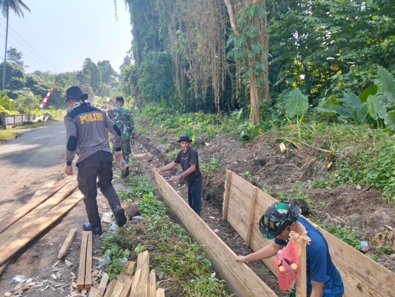 Satuan Tugas (Satgas) TNI Manunggal Membangun Desa (TMMD) ke-124 Kodim 1501/Ternate mempercepat pembangunan drainase