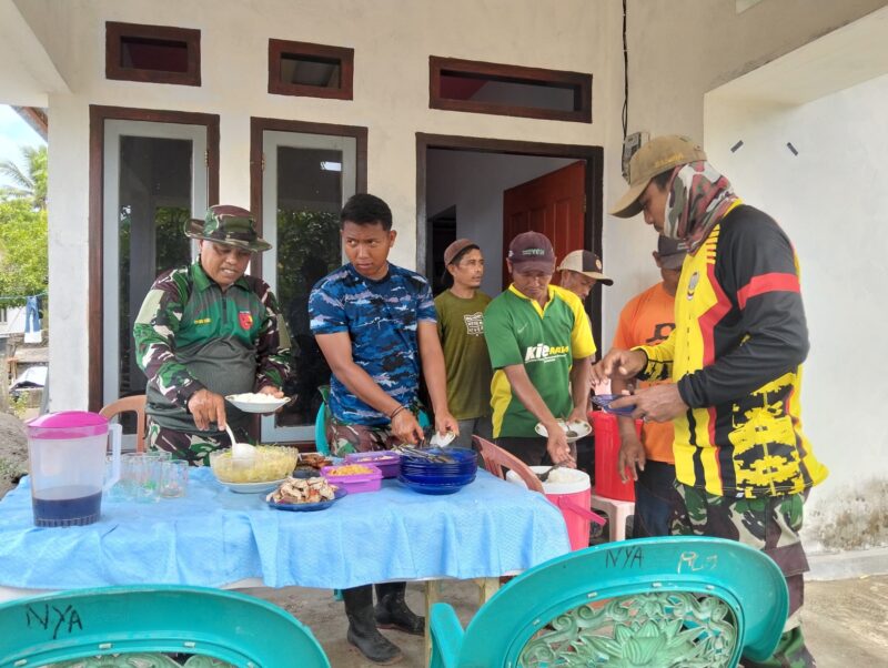 Warga setempat menunjukkan dukungan penuh kepada Satgas TMMD ke-124 Kodim 1501/Ternate dengan membantu memasakkan makan pagi, siang dan malam