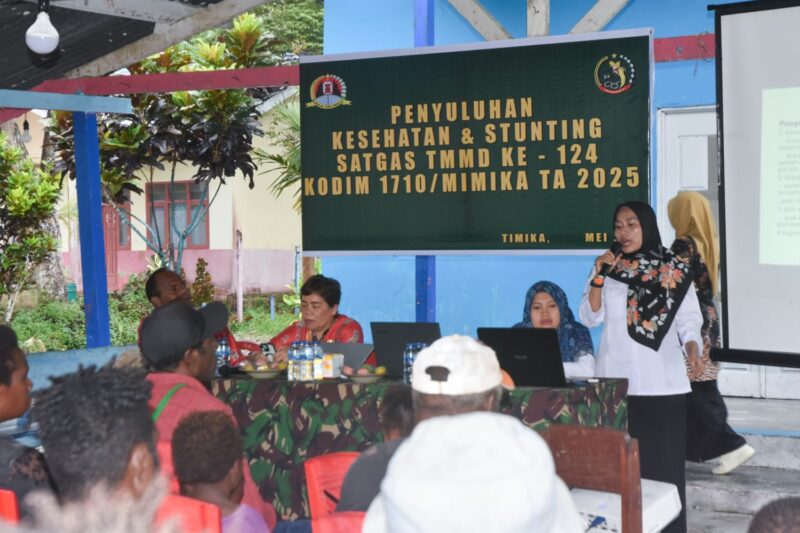 Masyarakat Kampung Pigapu tampak begitu antusias mengikuti penyuluhan kesehatan di depan Gereja Katolik St. Santo Paulus Pigapu