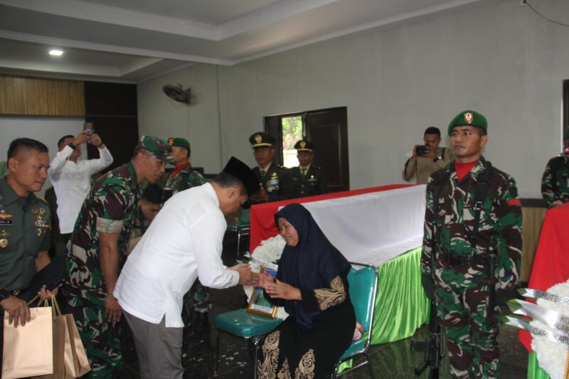 Panglima TNI Jenderal TNI Agus Subiyanto hadir secara langsung dalam upacara militer pelepasan jenazah empat prajurit TNI Angkatan Darat