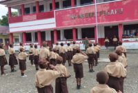 Personel Satgas TMMD ke-124 Kodim 1710/Mimika menunjukkan komitmennya dalam mendukung pendidikan dan pembinaan karakter