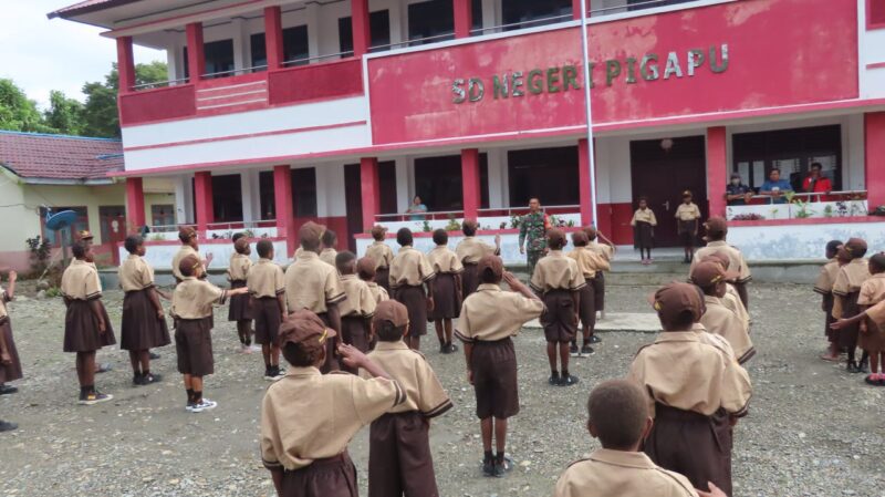 Personel Satgas TMMD ke-124 Kodim 1710/Mimika menunjukkan komitmennya dalam mendukung pendidikan dan pembinaan karakter