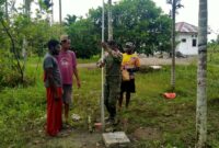Anggota Satgas TNI Manunggal Membangun Desa (TMMD) ke-124 Kodim 1710/Mimika mulai melakukan pemasangan instalasi pipa air