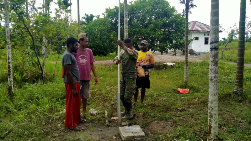 Anggota Satgas TNI Manunggal Membangun Desa (TMMD) ke-124 Kodim 1710/Mimika mulai melakukan pemasangan instalasi pipa air