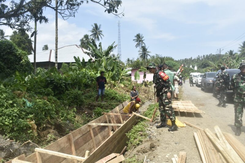 Masyarakat di Desa Jarakore, Kecamatan Sahu, Kabupaten Halmahera Barat, menanggapi positif adanya program TNI Manunggal Membangun Desa