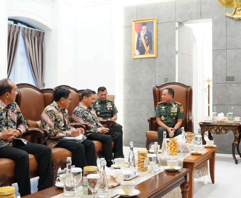 Panglima TNI Jenderal TNI Agus Subiyanto menerima audiensi delegasi Senior Advisory Group atau Dewan Pembimbing Senior IKAHAN
