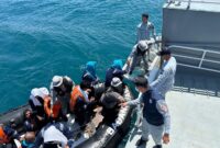 KN. Tanjung Datu-301 milik Bakamla RI berhasil mengevakuasi empat belas orang anak buah kapal (ABK) KM Pasifik Memori II