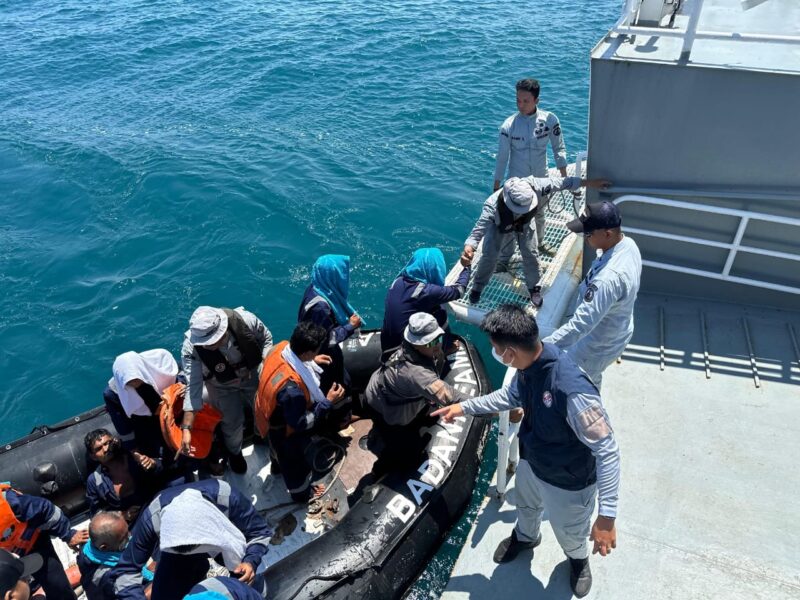 KN. Tanjung Datu-301 milik Bakamla RI berhasil mengevakuasi empat belas orang anak buah kapal (ABK) KM Pasifik Memori II