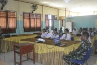 Satgas TMMD ke-124 Kodim 1501/Ternate memberikan penyuluhan wawasan kebangsaan kepada siswa SMK Fomarimoi, Kecamatan Sahu