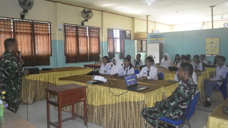 Satgas TMMD ke-124 Kodim 1501/Ternate memberikan penyuluhan wawasan kebangsaan kepada siswa SMK Fomarimoi, Kecamatan Sahu