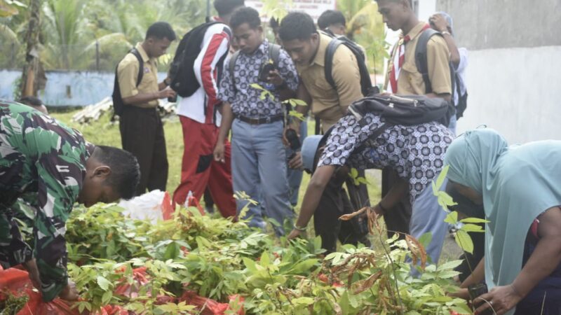 Satgas TMMD ke-124 Kodim 1501/Ternate melaksanakan penghijauan dengan menanam berbagai macam tanaman pohon keras