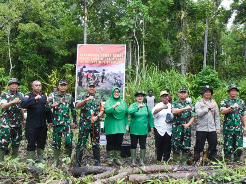 Satgas TMMD ke-124 Kodim 1710/Mimika menanam 500 pohon keras di wilayah Kampung Pigapu, Kabupaten Mimika