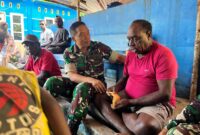 Dansatgas TMMD ke-124 Kodim 1710/Mimika Letkol Inf M. Slamet Wijaya, S.Sos., M.Han, M.A. memberikan bantuan sembako dan sumbangan dana duka