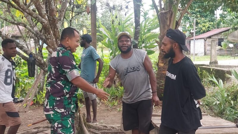 Dansatgas TNI Manunggal Membangun Desa (TMMD) ke-124, Letkol Inf M. Slamet Wijaya, S.Sos., M.Han., M.A. tampak akrab bercengkrama