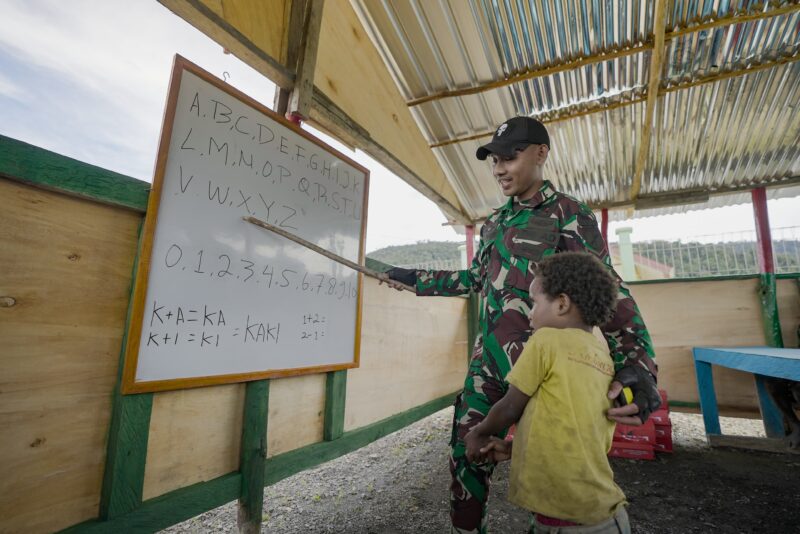 Satgas Yonif 715/Motuliato resmikan sekolah pintar Pelita Pace Mentari (Pendidikan Literasi Papua Cerdas Masyarakat dan Anak-anak Tirineri)
