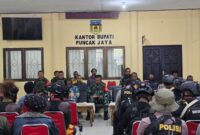 Komandan Satuan Tugas (Dansatgas) Kewilayahan Yonif 715/Motuliato Letkol Inf Prawito hadir di tengah-tengah warga, melaksanakan monitoring