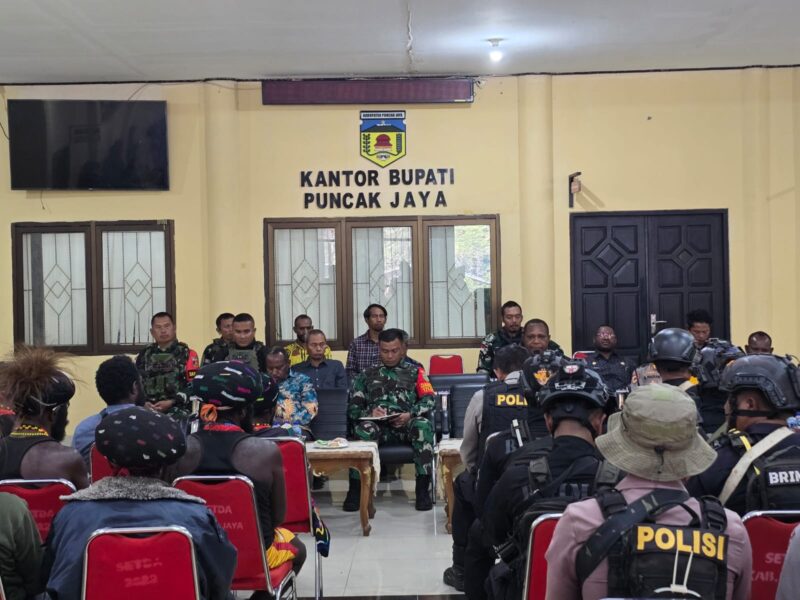 Komandan Satuan Tugas (Dansatgas) Kewilayahan Yonif 715/Motuliato Letkol Inf Prawito hadir di tengah-tengah warga, melaksanakan monitoring