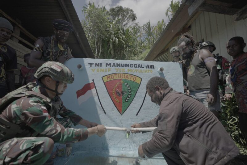 Satgas Pamtas Kewilayahan Yonif 715/Motuliato melalui Pos Ramil Yambi dengan membangun bak penampungan air