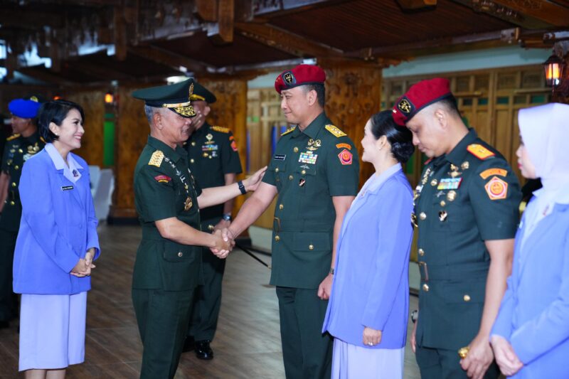 Kepala Staf Umum (Kasum) TNI Letjen TNI Richard Tampubolon, mewakili Panglima TNI Jenderal TNI Agus Subiyanto, memimpin upacara Serah Terima Jabatan