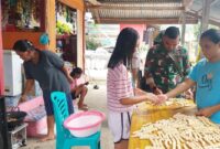 Anggota Satgas TMMD ke-124 Kodim 1501/Ternate menunjukkan komitmen untuk berbaur dengan masyarakat desa Worat-Worat