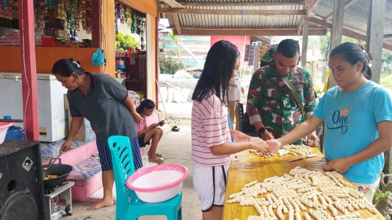 Anggota Satgas TMMD ke-124 Kodim 1501/Ternate menunjukkan komitmen untuk berbaur dengan masyarakat desa Worat-Worat