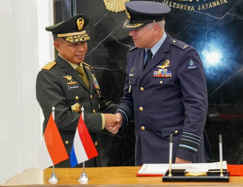 Panglima TNI Jenderal TNI Agus Subiyanto menerima Courtesy Call General Onno Eichlshelm Panglima Angkatan Bersenjata Belanda