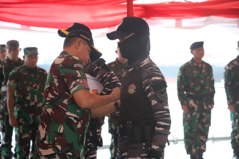 Panglima TNI Jenderal TNI Agus Subiyanto memberikan penghargaan dan Kenaikan Pangkat Luar Biasa (KPLB) kepada para prajurit TNI Angkatan Laut