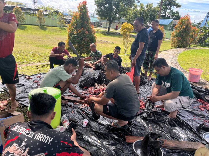 Kodim 1710/Mimika bersama Polres Mimika dan Denkav-3/SC yang beragama Muslim tunaikan ibadah sholat Idul Adha