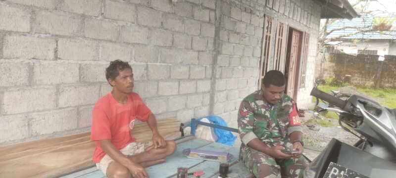 Babinsa Koramil 1710-03/Kuala Kencana, Koptu Frengki melaksanakan Komsos dengan warga binaan