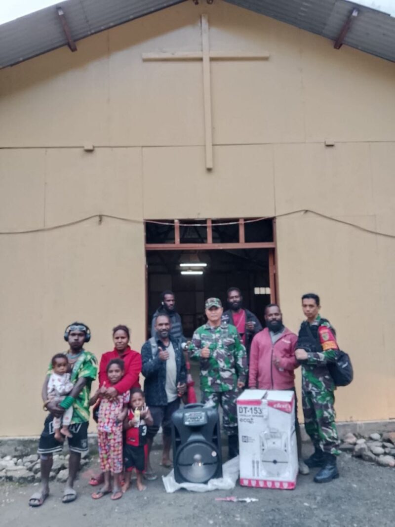 Danramil 1710-04/Tembagapura, Kapten Inf Helly Sukmajaya bersama anggota memberikan bantuan speaker aktif kepada Gereja