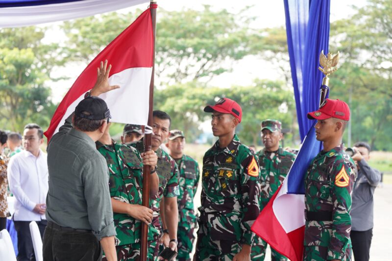 Panglima TNI Jenderal TNI Agus Subiyanto bersama Menteri Pertahanan RI Bapak Sjafrie Sjamsuddin meninjau latihan parade defile