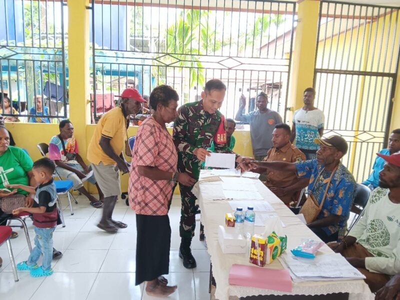 Babinsa Koramil 1710-07/Mapurujaya Sertu Tangkas Budiono melaksanakan pendampingan penyaluran Bantuan Langsung Tunai