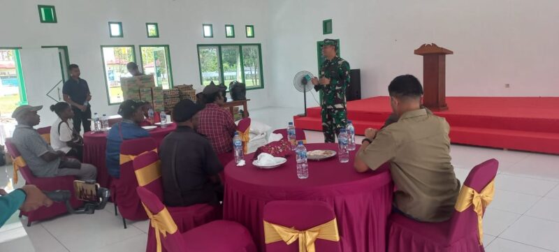 Danrem 172/Praja Wira Yakthi (PWY), Brigadir Jenderal TNI Tagor Rio Pasaribu,S.E. menyalurkan bantuan sembako kepada sebelas Kepala Suku