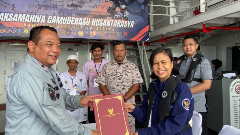 Kepala Zona Bakamla Barat Laksma Bakamla Bambang Trijanto, melaksanakan serah terima dan penjemputan tiga Anak Buah Kapal