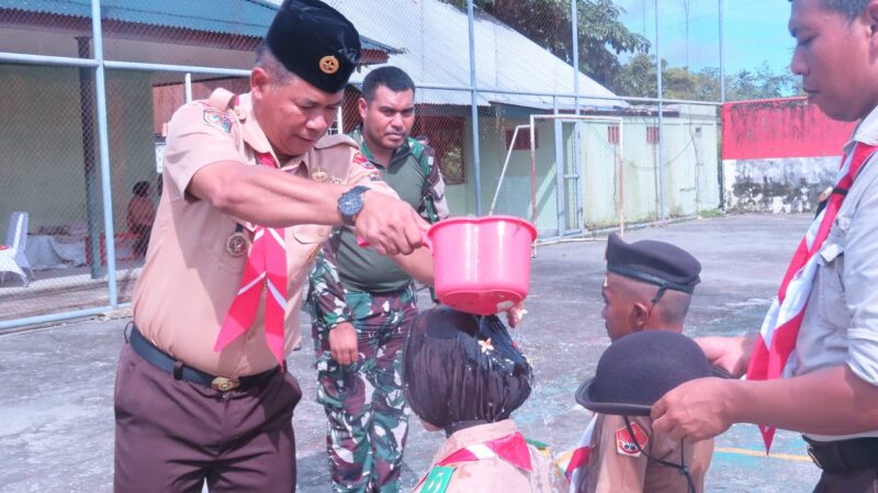Kasdim 1710/Mimika Mayor Inf Abdul Munir mewakili Dandim 1710/Mimika Letkol Inf M. Slamet Wijaya, S.Sos., M.Han., M.A. menutup Perkemahan Sabtu Minggu