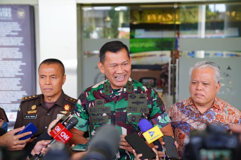 Kepala Pusat Penerangan (Kapuspen) TNI, Mayjen TNI Kristomei Sianturi, melaksanakan kunjungan kerja