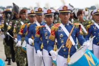 Panglima TNI Jenderal TNI Agus Subiyanto bersama beberapa Pejabat Negara mendampingi Presiden Republik Indonesia Prabowo Subianto meninjau latihan