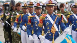 Panglima TNI Jenderal TNI Agus Subiyanto bersama beberapa Pejabat Negara mendampingi Presiden Republik Indonesia Prabowo Subianto meninjau latihan