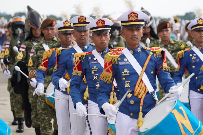 Panglima TNI Jenderal TNI Agus Subiyanto bersama beberapa Pejabat Negara mendampingi Presiden Republik Indonesia Prabowo Subianto meninjau latihan